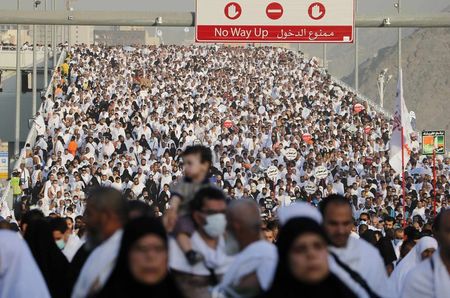في الحج .. رجال الدين السعوديون يصعدون حملة مناهضة للدولة الإسلامية