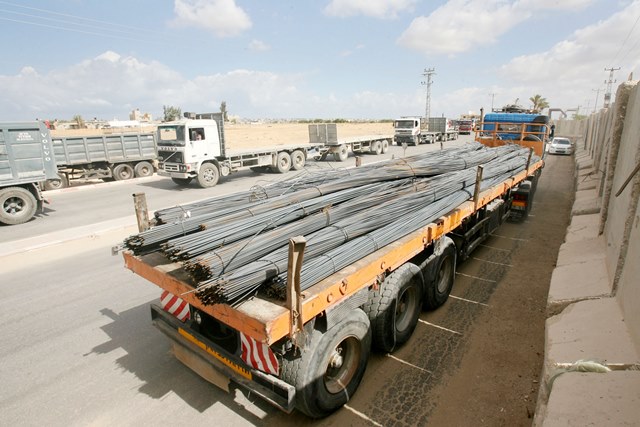  إسرائيل تسمح بدخول 453 شاحنة بضائع ومساعدات ومواد بناء لغزة