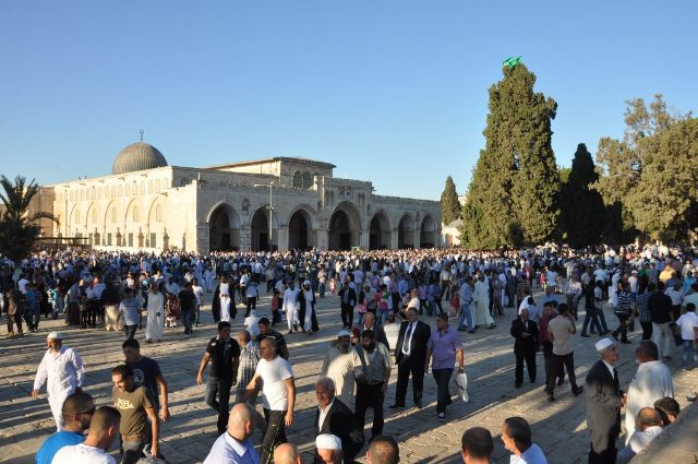 1500 غزي في الأقصى على