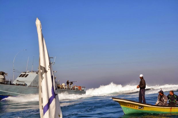 زوارق الاحتلال تفتح نيرانها تجاه قوارب صيد في غزة
