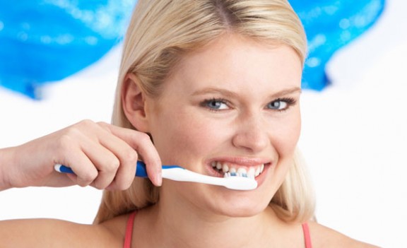 لماذا يصبح مذاق الطعام مراً بعد تنظيف الأسنان؟