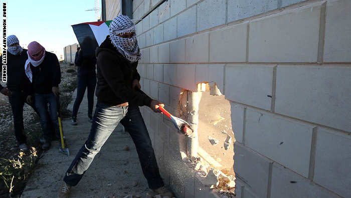 صحف العالم: حفرة في الجدار الفاصل بالضفة الغربية إحياء لذكرى سقوط جدار برلين