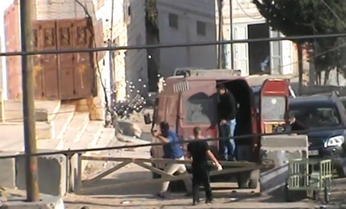 بالفيديو: اعتداء مستوطنين على ممتلكات المواطنين في الخليل