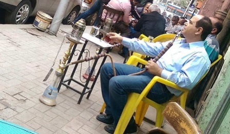 صورة لشبيه الرئيس عبدالفتاح السيسي بمقهى بمصر تثير ضجة
