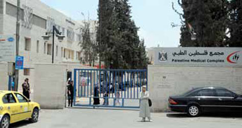 فتاة عشرينية تدخل مستشفى رام الله لعملية منظار.. تخرج على الأكف