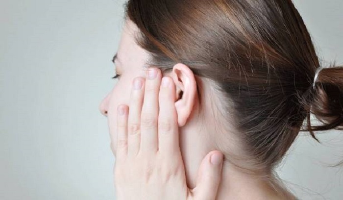 5 حيل تخلصكم من تراكم الماء داخل الأذن


