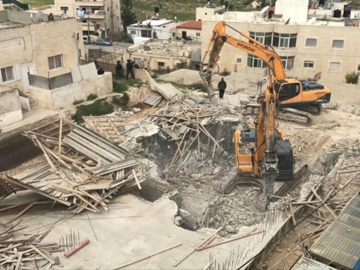 الاحتلال يهدم مبنى سكنياً في قرية الزعيّم بالقدس المحتلة
