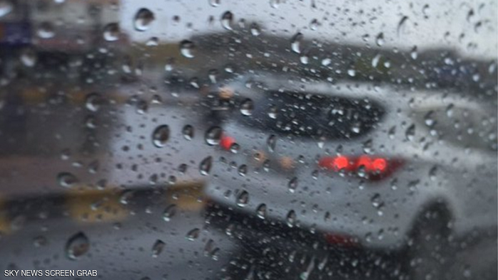 أمطار غزيرة في الإمارات رغم ارتفاع درجات الحرارة 
