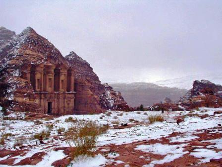 إنقاذ 100 سائح علقوا في الثلوج بمدينة البترا الأردنية
