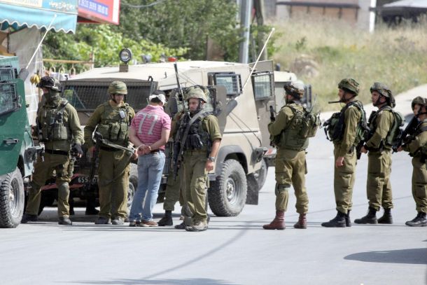 الاحتلال يعتقل 11 مواطنا من نابلس والخليل
