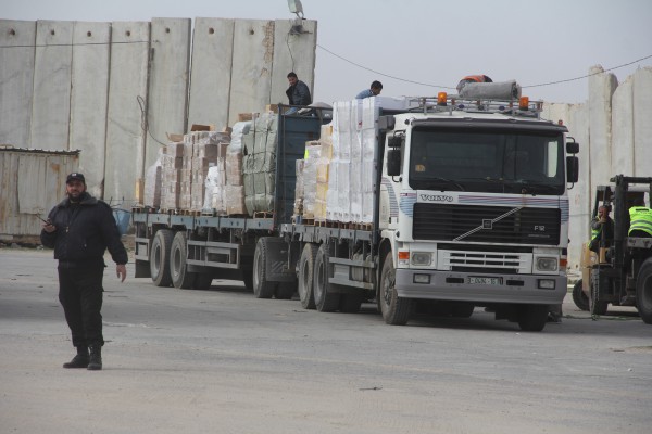 تجار يحتجزون شاحنات محملة بالاسمنت في معبر كرم أبو سالم لأكثر من ساعة