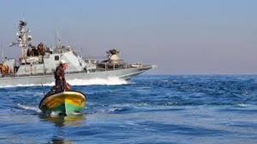 زوارق الاحتلال تفتح نيرانها تجاه قوارب صيد في غزة