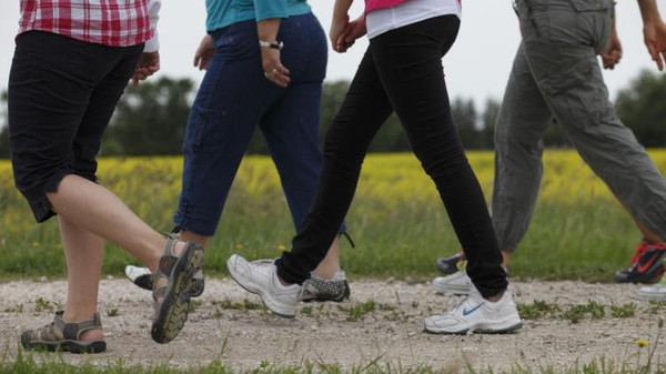 المشي الجماعي يُحسن الصحة والروح المعنوية