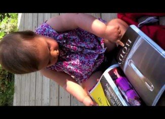 بالفيديو: طفلة تظن المجلة أيباد لا يعمل تحصد ملايين المشاهدات