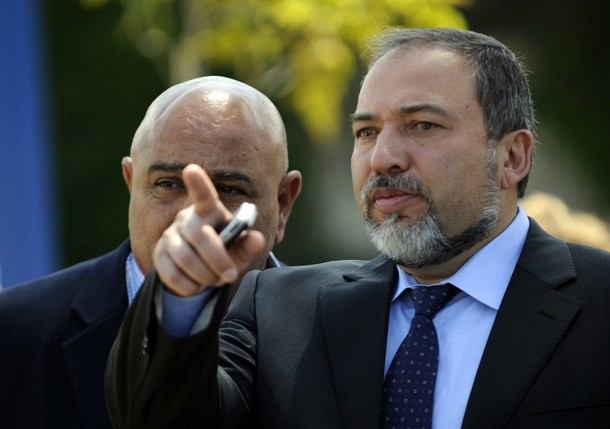 ليبرمان يدعو نشطاء حزبه لتوزيع صور مسيئة للنبي محمد