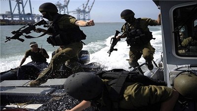 بحرية الاحتلال تعتقل 5 صيادين وتغرق قاربهم في بحر غزة 