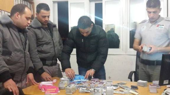 الضابطة الجمركية تضبط كميات كبيرة من شرائح وأجهزة خلوية إسرائيلي
