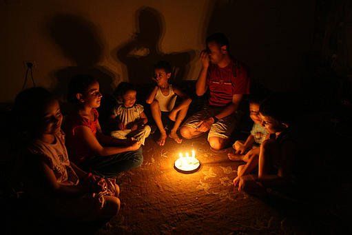 باحث يستعرض تداعيات النقص في الطاقة الكهربائية على الوضع في غزة