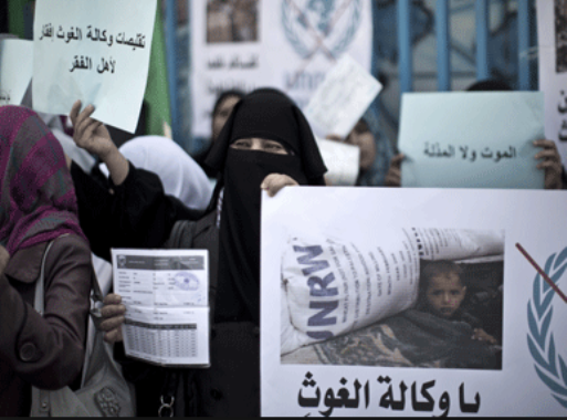 وقفة احتجاجية في غزة تنديدًا بوقف 