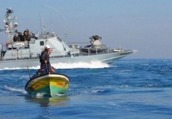 بحرية الاحتلال تهاجم الصيادين قبالة بحر غزة
