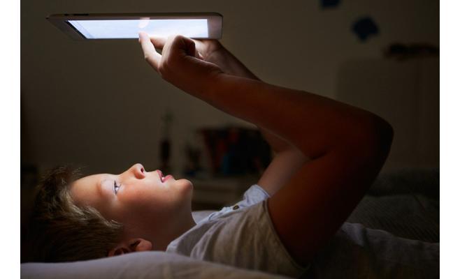 الأجهزة اللوحية تحرم الأطفال من النوم