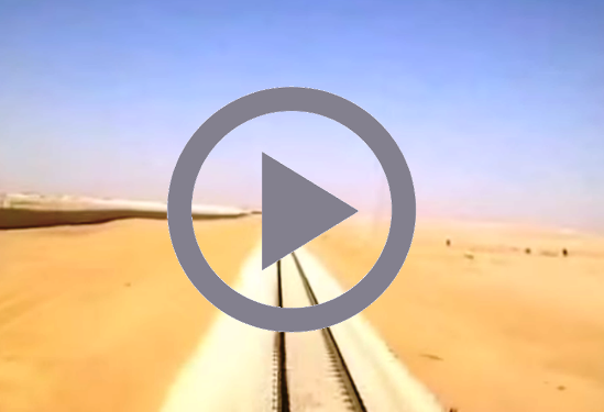 بالفيديو: لحظة اصطدام قطار بقطيع جمال في السعودية
