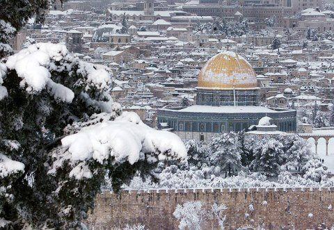 القدس تغطى بالثلوج و الشرطة تغلق الشوارع