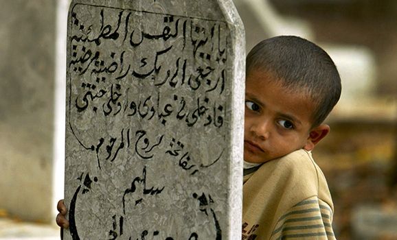 في غزة.. أحياء يزاحمون الأموات