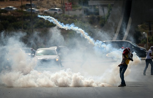 إصابة 13 مواطنا برصاص