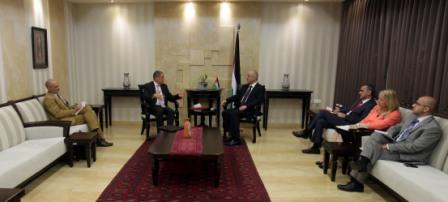 الحمد الله يطالب