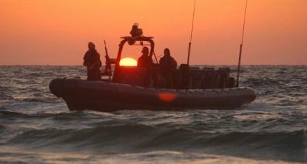 زوارق الاحتلال تفتح