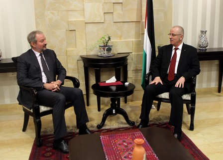 الحمد الله يطالب