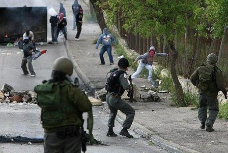 إصابة شاب بقنبلة