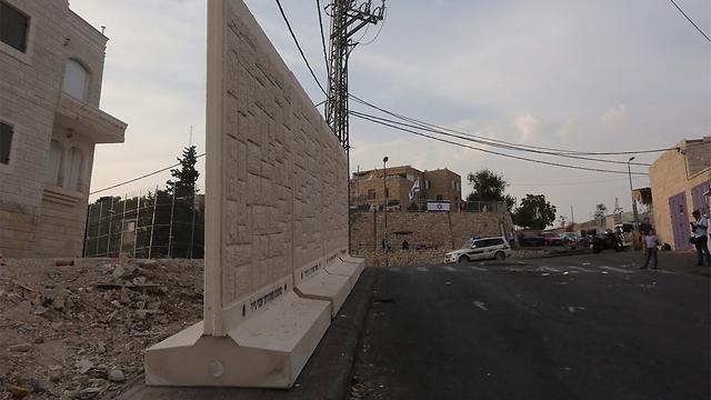 إسرائيل تدشن أسوارا