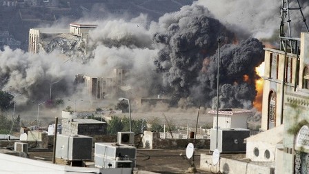 اليمن.. قوات هادي تقتحم القصر الجمهوري في تعز وبوارج التحالف تتجه إلى المخاء