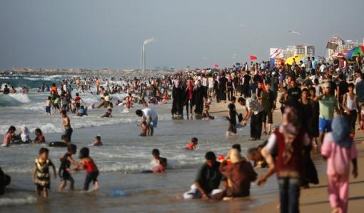 60% من عينات فحص مياه شاطئ غزة ملوثة