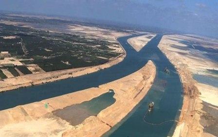 إيرادات قناة السويس تواصل التراجع رغم التفريعة الجديدة 