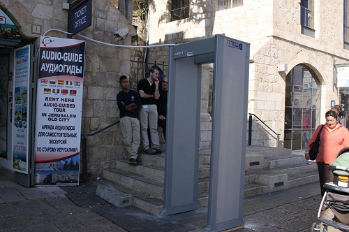 الاحتلال يضع بوابات