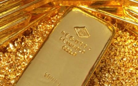 الذهب ينزل من أعلى مستوى في اسبوعين مع صعود الدولار
