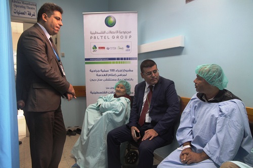 مجموعة الاتصالات الفلسطينية تقوم بمتابعة العمليات الجراحية لمرضى العيون المستفيدين من منحتها  في غزة 