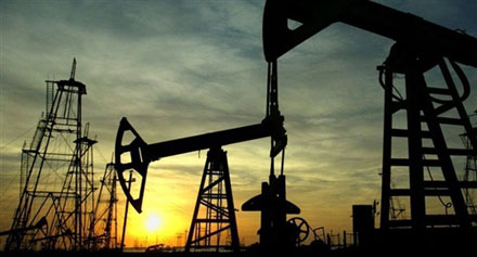 النفط يهبط بفعل مخاوف زيادة مخزونات أمريكا وإمدادات عراقية
