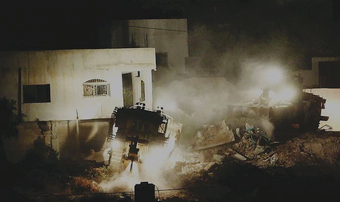 الاحتلال يهدم منازل منفذي عملية 
