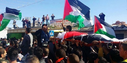 الآلاف يشيعون جثمان الشهيد البو في بلدة حلحول شمال الخليل
