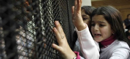 اهالي أسرى غزة يزورون ابنائهم في سجن رامون