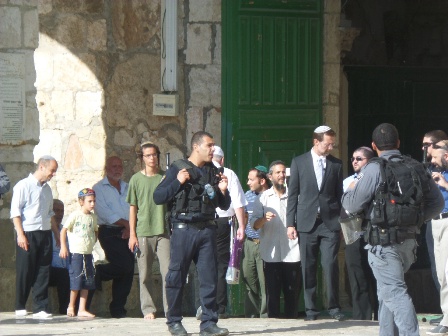 مستوطن يحاول أداء طقوس تلمودية في المسجد الأقصى