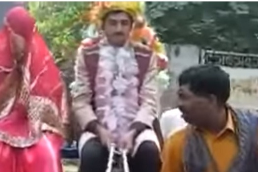 فيديو طريف لعريس يفرّ من عروسه في حفل الزفاف.. والسبب؟