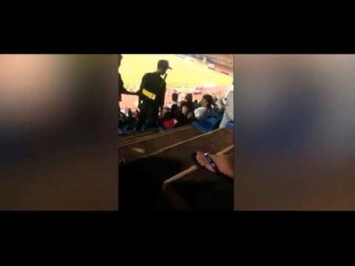  بالفيديو.. شرطي يصفع امرأة أثناء مباراة كرة قدم
