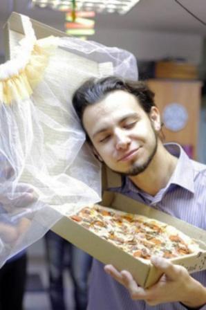 خوفاً من خيانة حبيبته: تزوّج البيتزا!