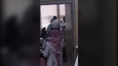 بالفيديو: تبادل اللكمات بين موظف ومديره في جدة