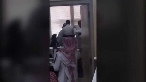 بالفيديو: تبادل اللكمات